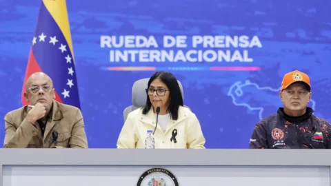 Jorge Rodríguez, Delcy Rodríguez y Diosdado Cabello en una rueda de prensa internacional en Caracas