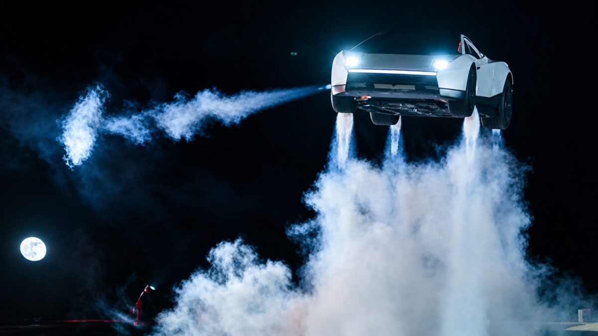 • Tesla Roadster en el aire con propulsores de aire comprimido durante su presentación en McGregor, Texas