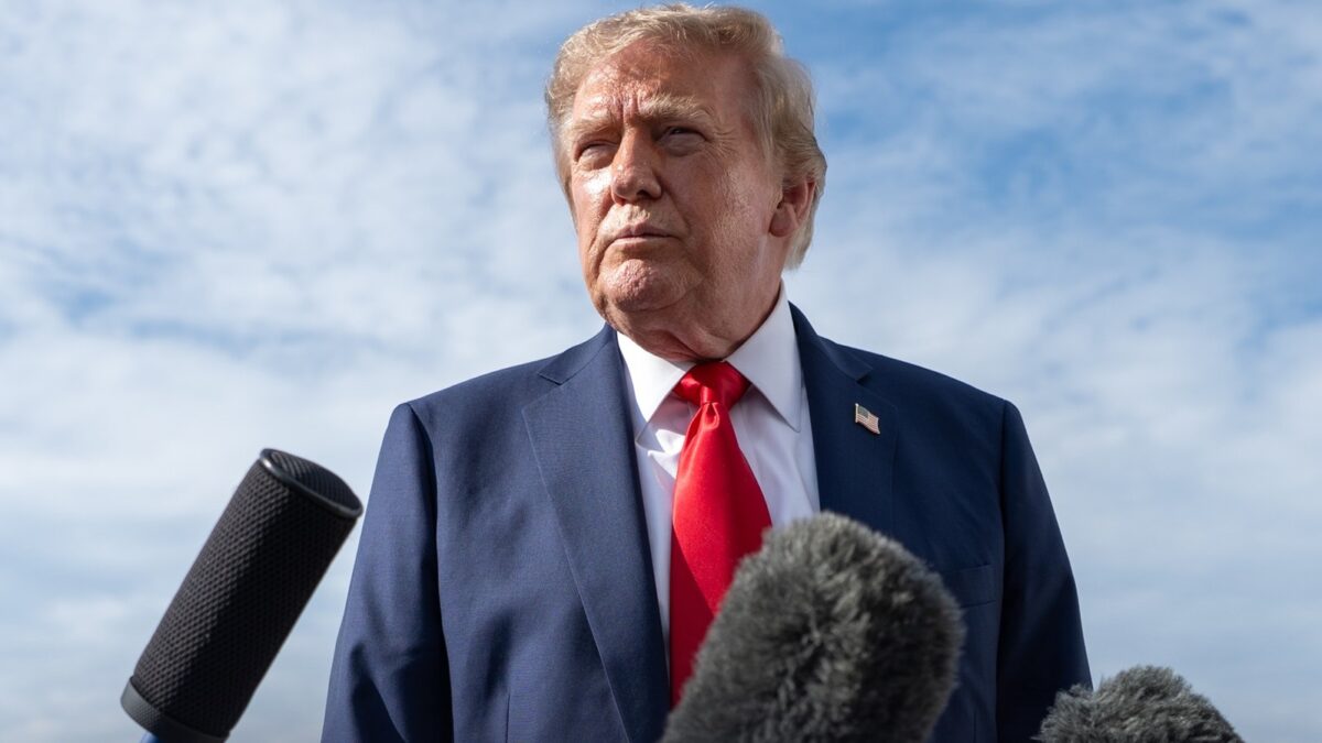 Donald Trump, de pie en los jardines de la Casa Blanca, responde preguntas de periodistas