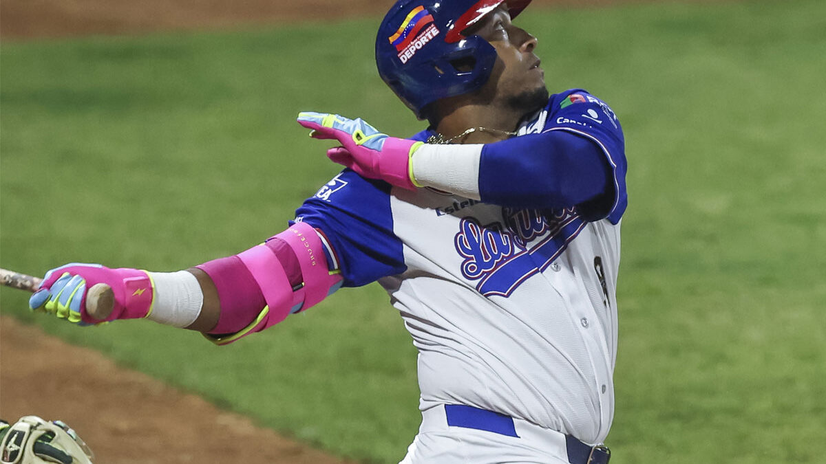 • Yangervis Solarte celebra su jonrón de emergente ante Leones del Caracas en el Estadio Universitario